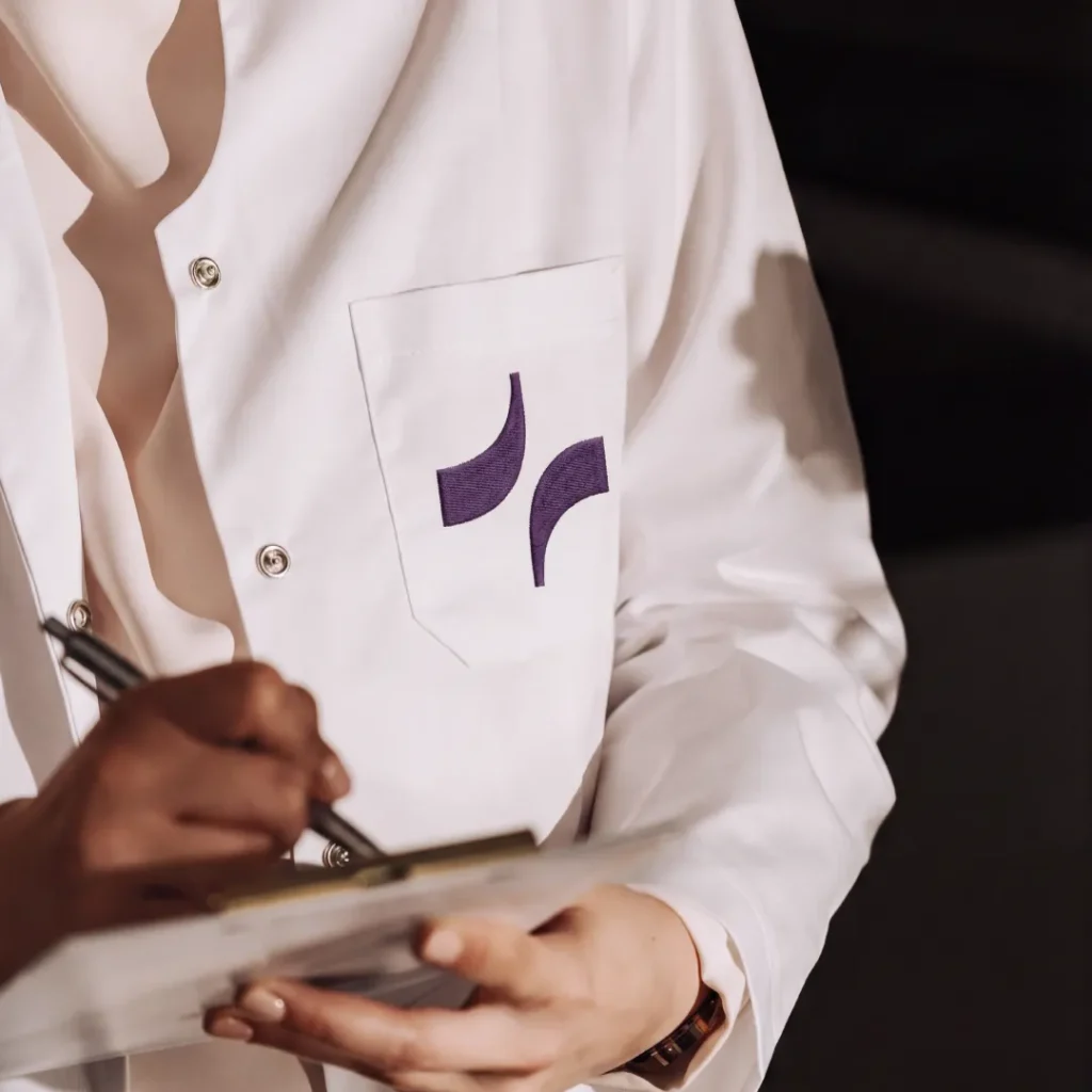 Profissional da Pharma Lais anotando informações para manipulação de fórmula personalizada.